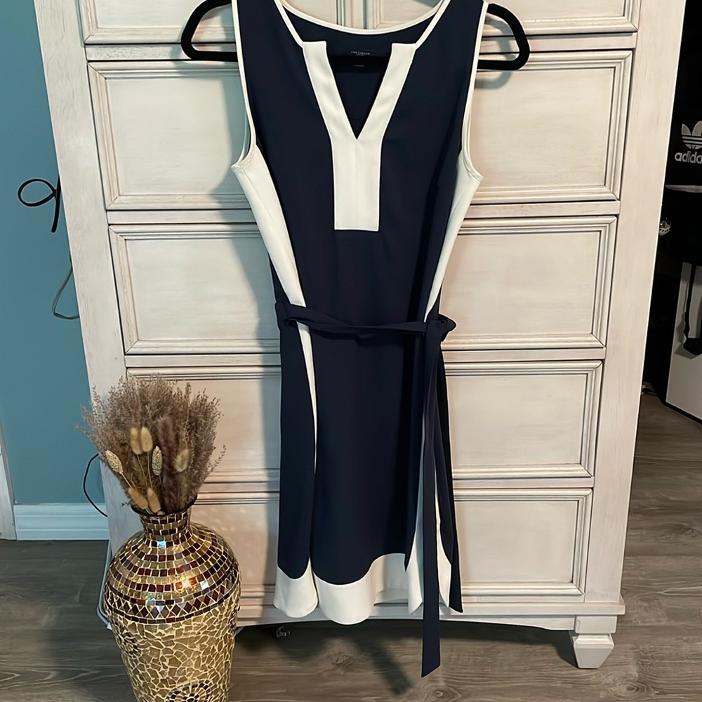 Women’s sophisticated and Taylor, V-neck navy/white sleeveless dress small